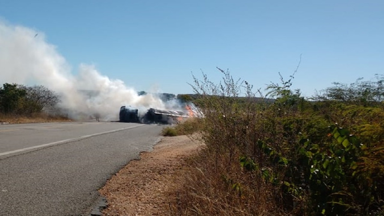 BOA VIAGEM – Caminhão tanque tomba e pega fogo na BR-020