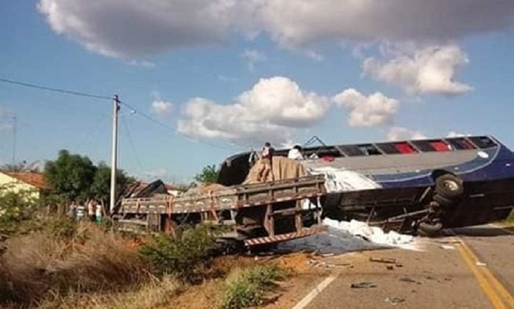 PERTO DE CAMPOS SALES Acidente entre caminhão e ônibus com romeiros deixa mortos na CE-371