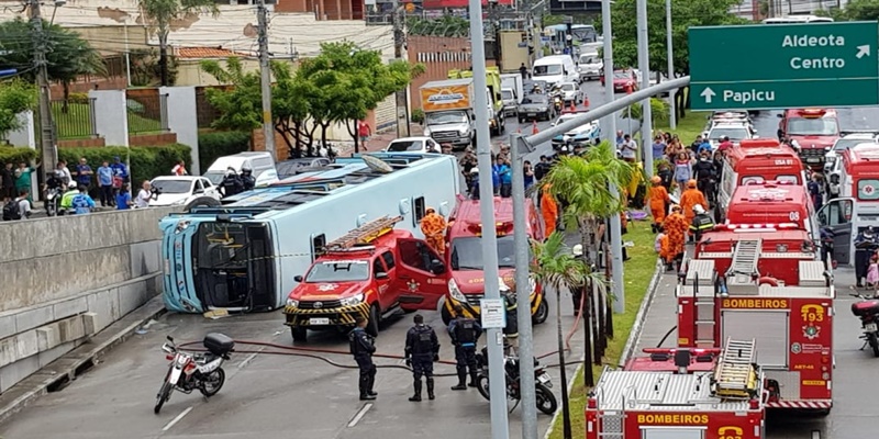 Ônibus tomba e deixa feridos na Av. Eng. Santana Júnior, no Cocó