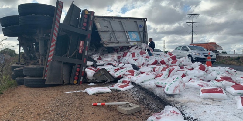 Carreta com carga de sal tomba e interdita parcialmente rodovia em Maracanaú