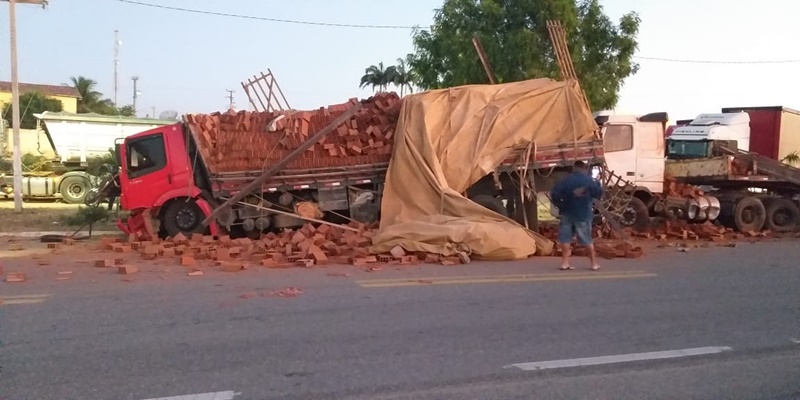 Caminhão carregado com tijolos colide com uma carreta em Madalena