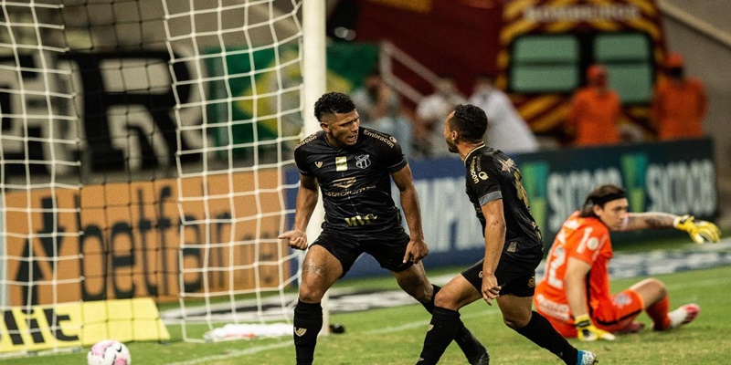 Com um a menos e de virada, Ceará mostra superação e vence o Corinthians