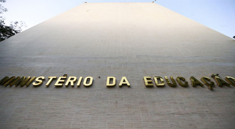 MEC determina volta às aulas presenciais do ensino superior a partir de janeiro