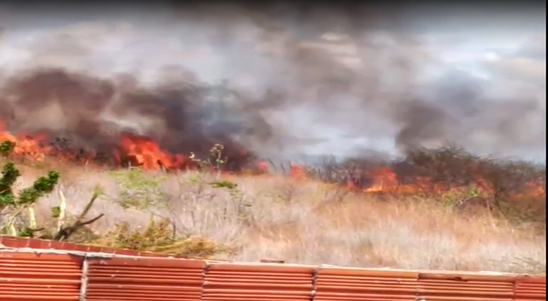 Incêndio no Boqueirão na manhã desta quinta (10) assusta moradores