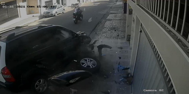 Motorista embriagado é autuado após atropelar idoso e capotar carro em Maracanaú