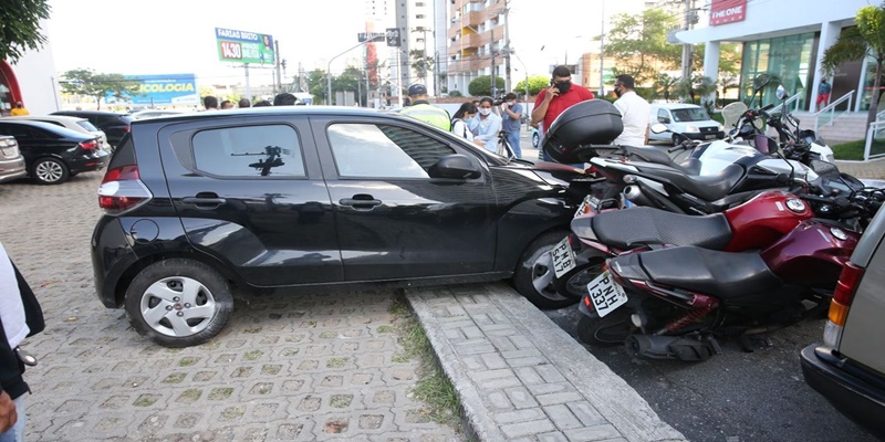 Vídeo mostra colisão de motorista com veículos estacionados na Aldeota