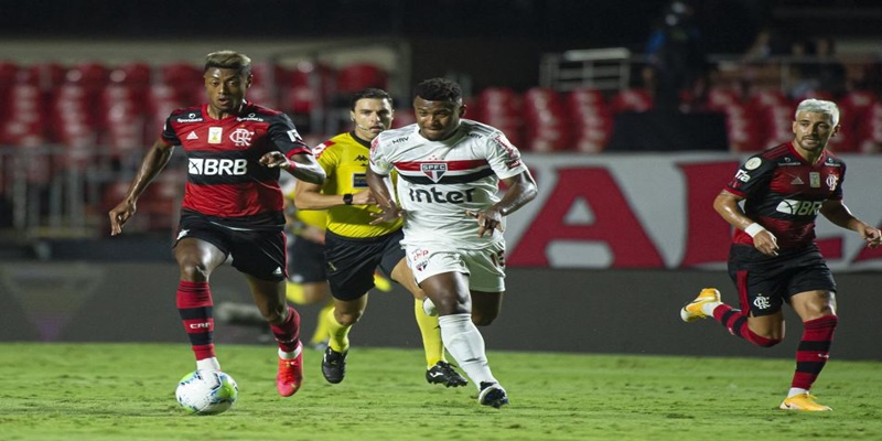 Flamengo perde para São Paulo, mas é campeão brasileiro com empate do Inter