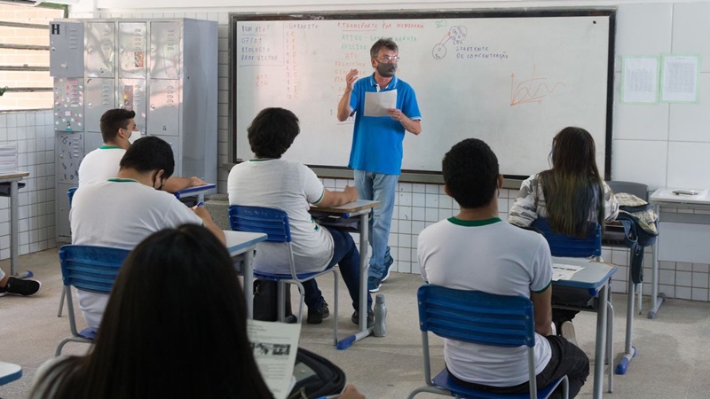 Ceará deve adiantar 2ª dose de vacina da Covid a professores para garantir volta a aulas presenciais