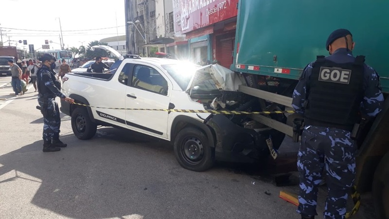 Veículo desgovernado bate em diversos carros e deixa um guarda municipal ferido no Centro de Fortaleza