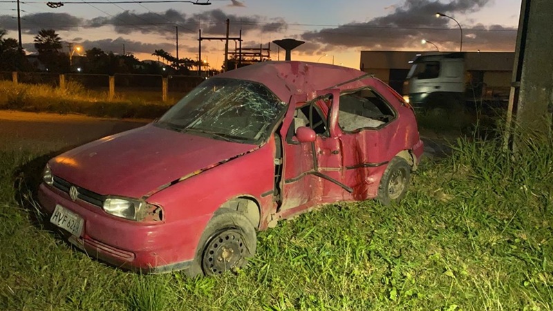 Carro com seis ocupantes bate em postes; duas mulheres morrem e quatro ficam feridos