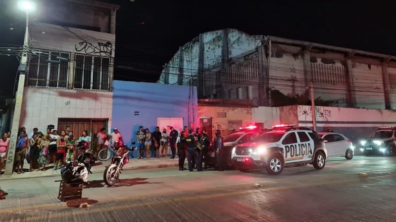 Homem morre atropelado após sentar-se em cadeira no meio de avenida em Fortaleza