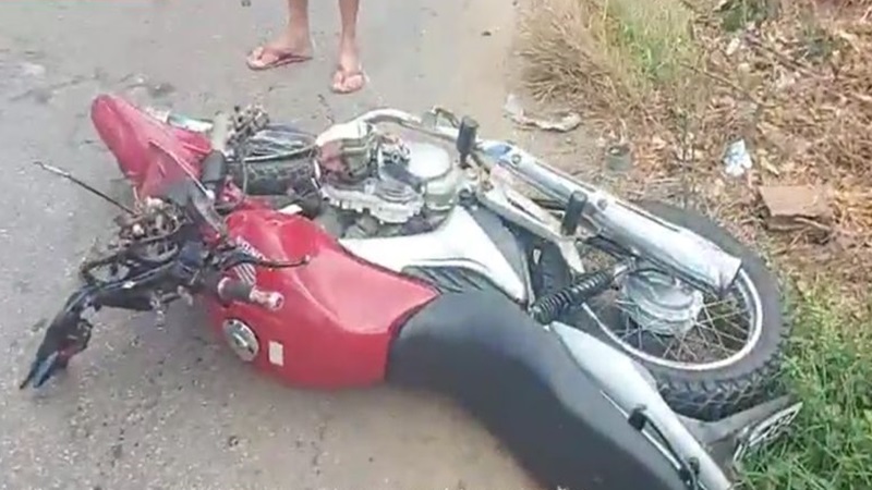 Acidente entre carro e moto deixa homem ferido na  CE 266