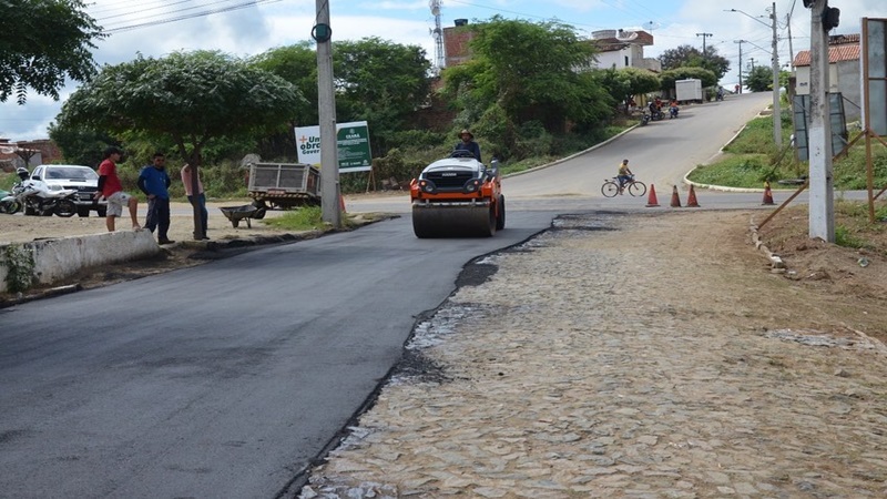 Começa o asfaltamento da Rua Manoel Amaro de Oliveira