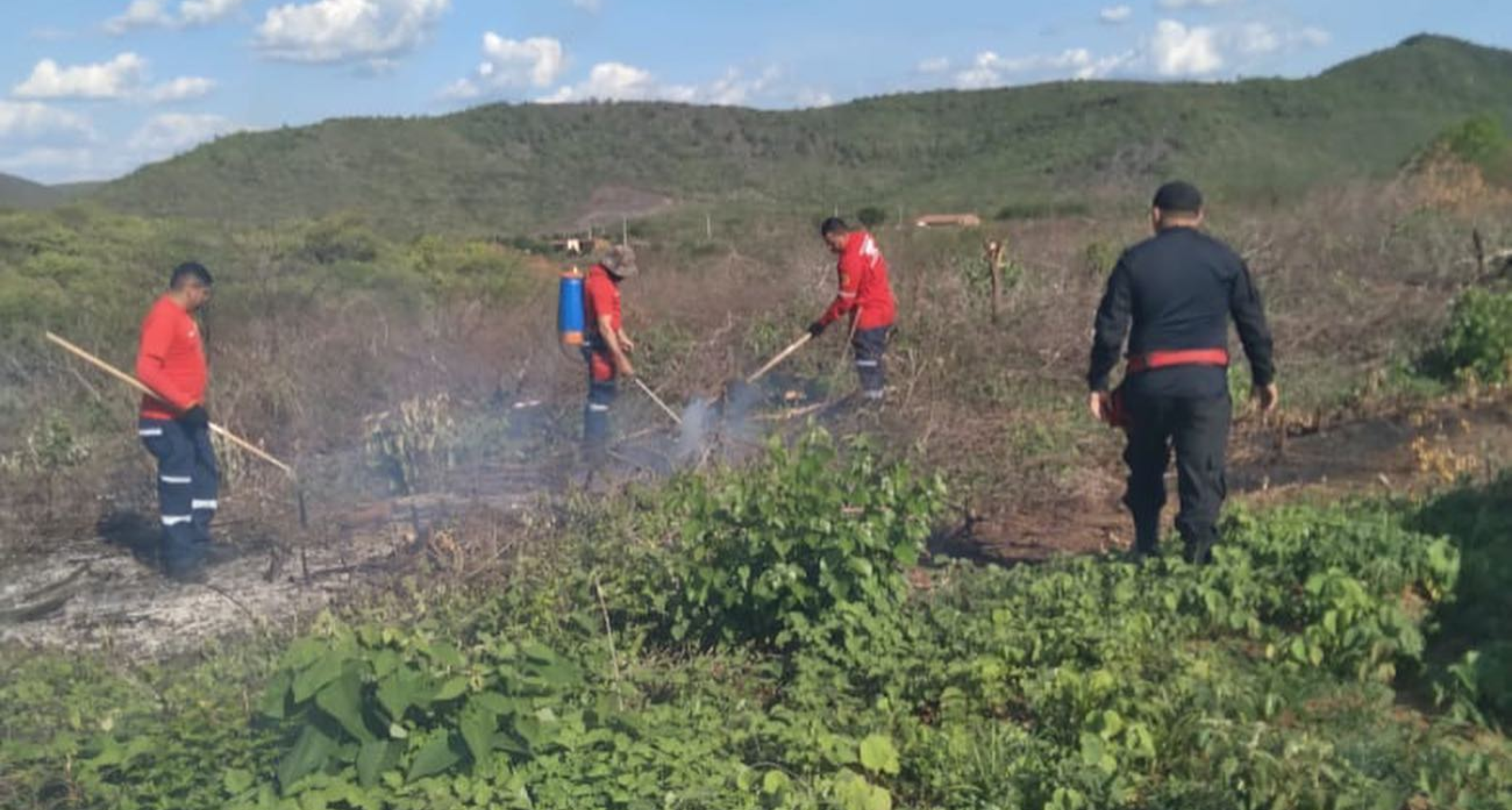 Defesa Civil juntamente com uma equipe de Bombeiros Civis debelam incêndio na localidade de Luzia