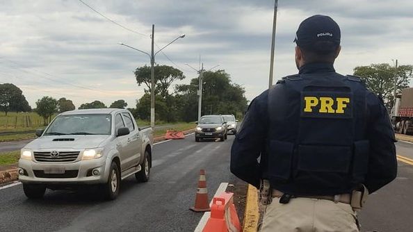 Homem diz estar viajando para noivar, pede bênção a policiais, mas acaba preso com droga