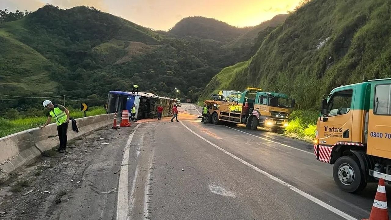 Ônibus tomba em rodovia de São Paulo e deixa mortos e feridos