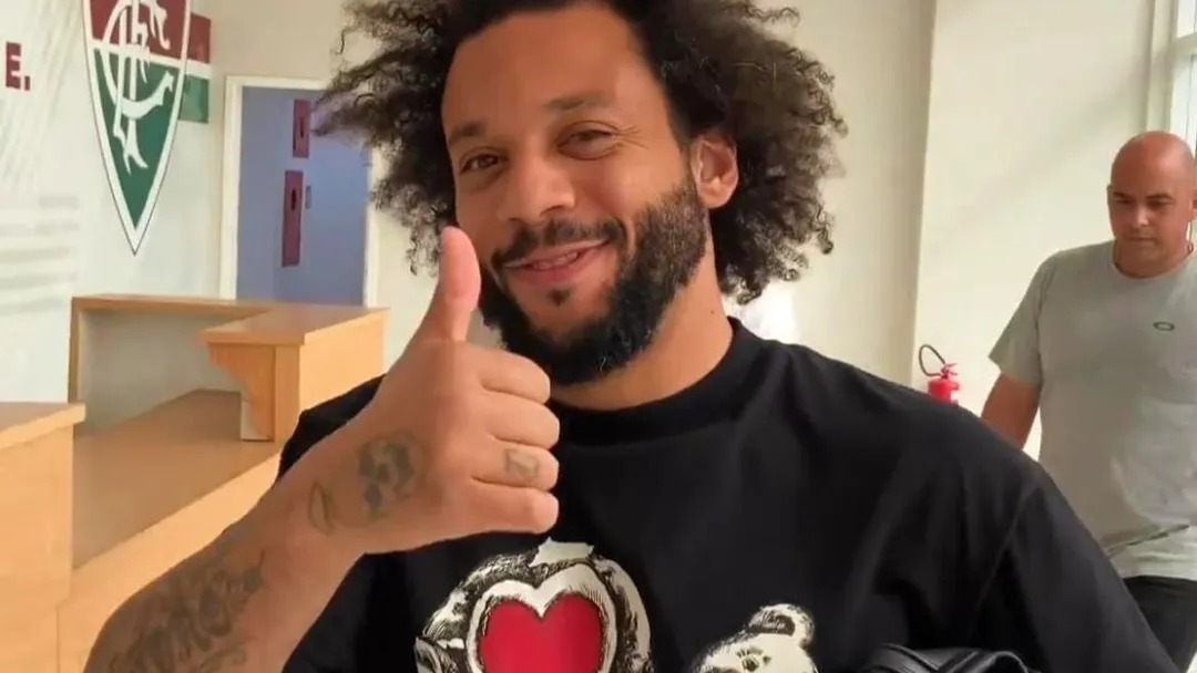 Com chuteira em mãos, Marcelo chega ao CT para se juntar ao elenco do Fluminense
