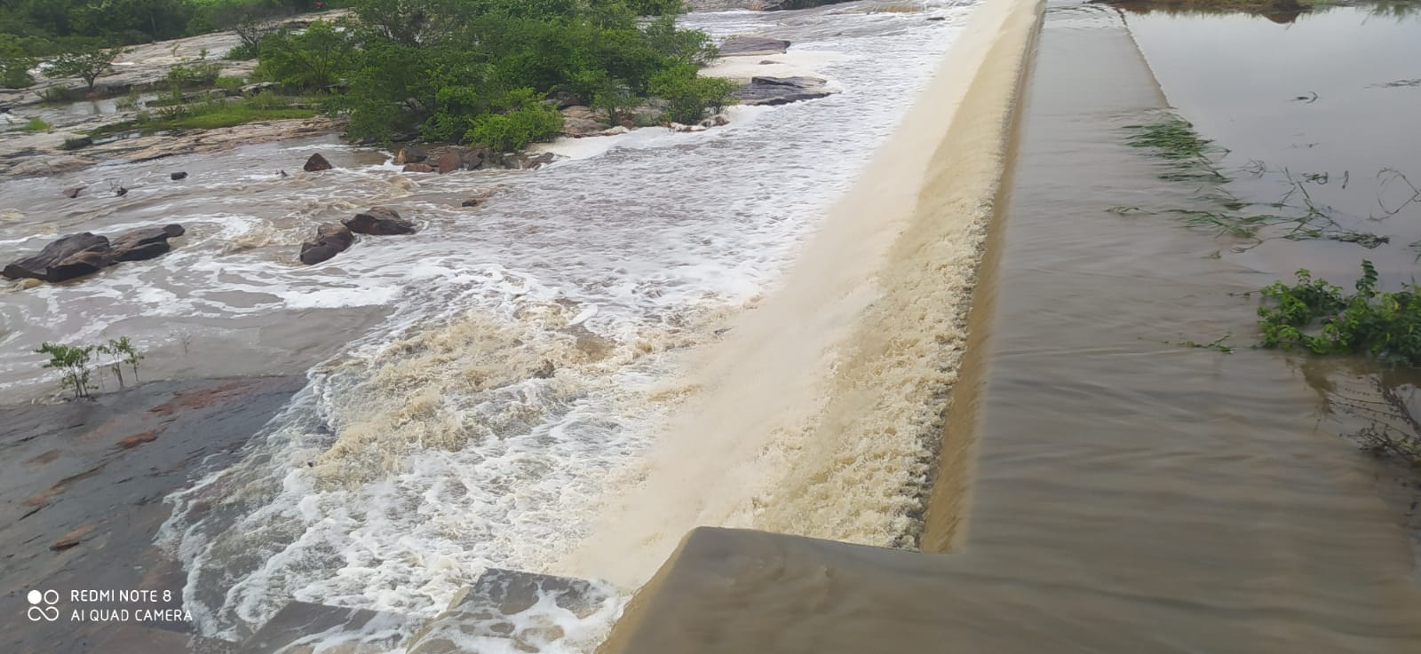 Barragem do Poço da Cobra sangra neste dia 16 de março de 2023