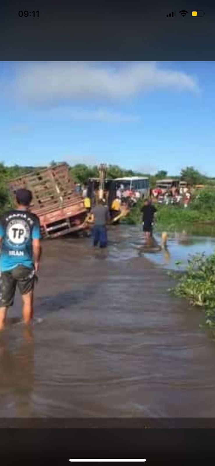 Caminhão de transporte de passageiros cai em um buraco em passagem molhada na Zona Rural de Boa Viagem