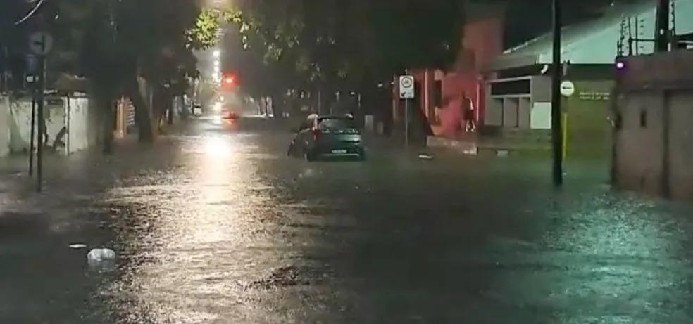 Chuva forte deixa carro boiando e causa alagamentos em vias de Fortaleza durante a madrugada