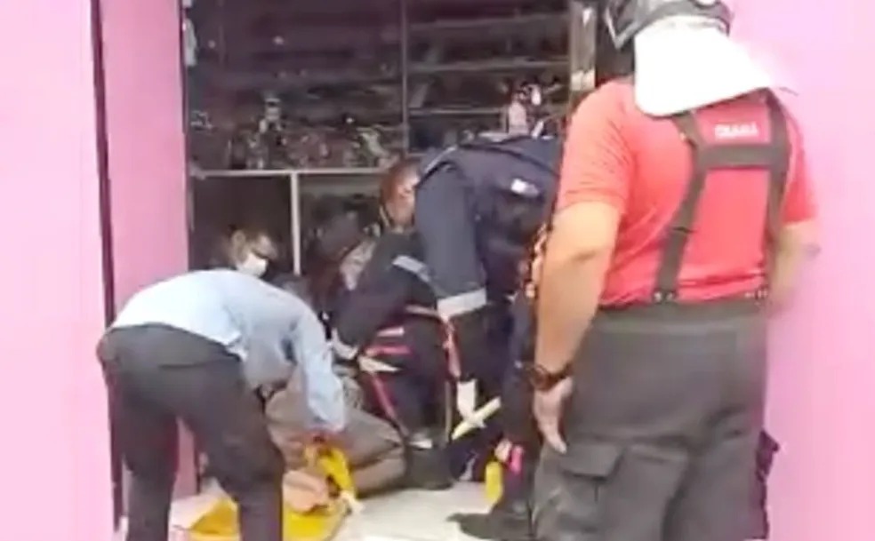 Teto de prédio desaba e deixa três trabalhadores feridos em Iguatu