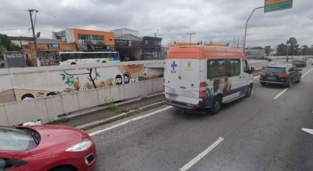 Motociclista morre atingido por concreto de viaduto, que caiu após ser atingido por caminhão