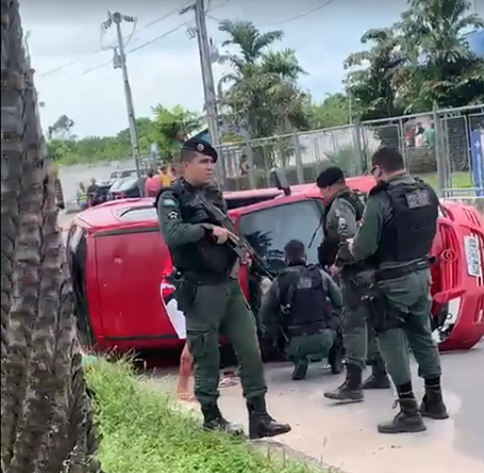 Carro com suspeitos capota, e quatro são presos após roubo em série na Grande Fortaleza