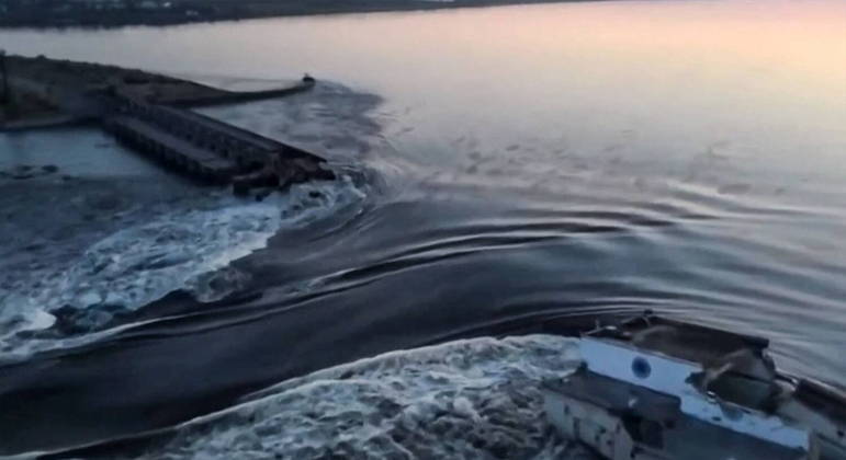 Ataque destrói barragem na Ucrânia, inunda cidade e aumenta risco de ‘catástrofe nuclear’