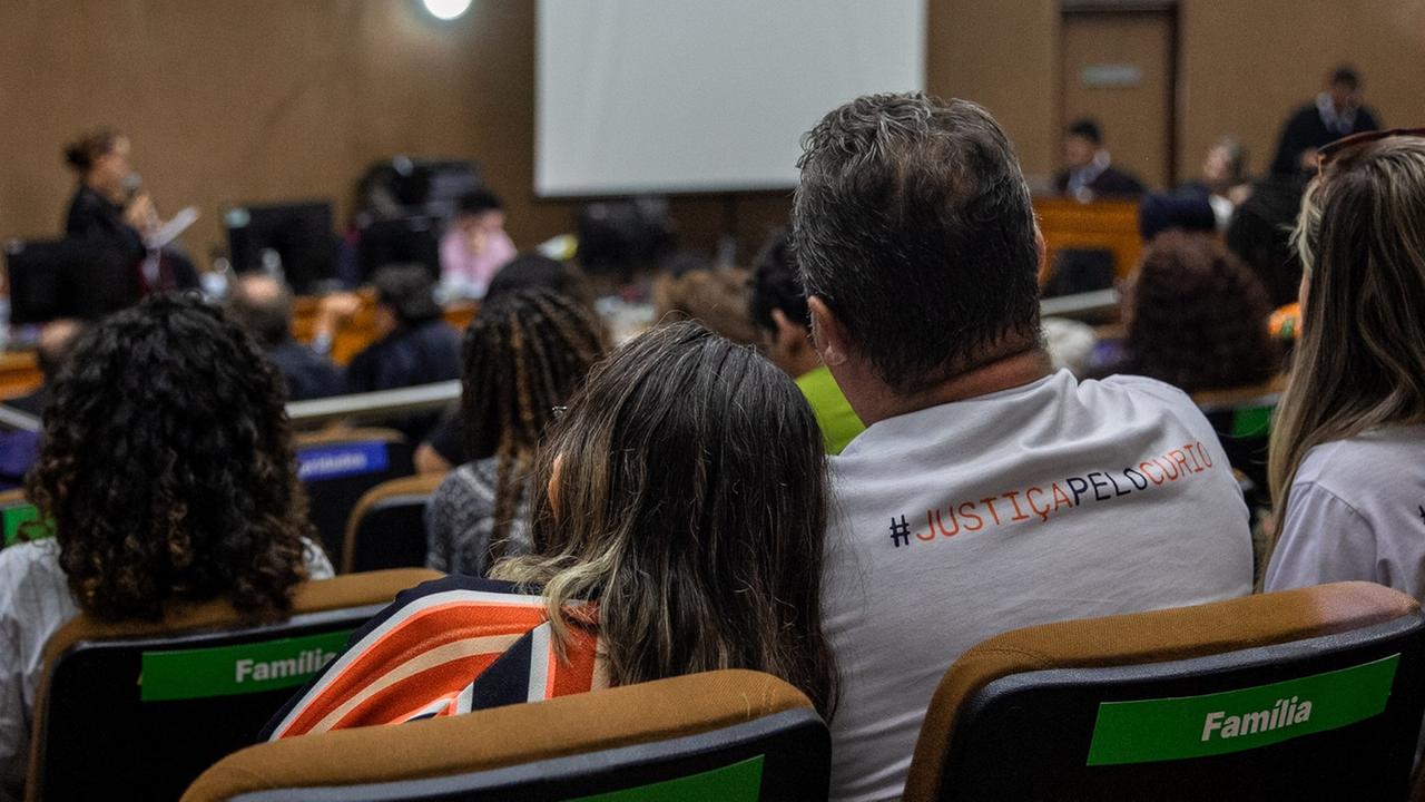 Acusação exibe vídeos de socorro a vítimas da chacina do Curió e familiares se retiram do júri