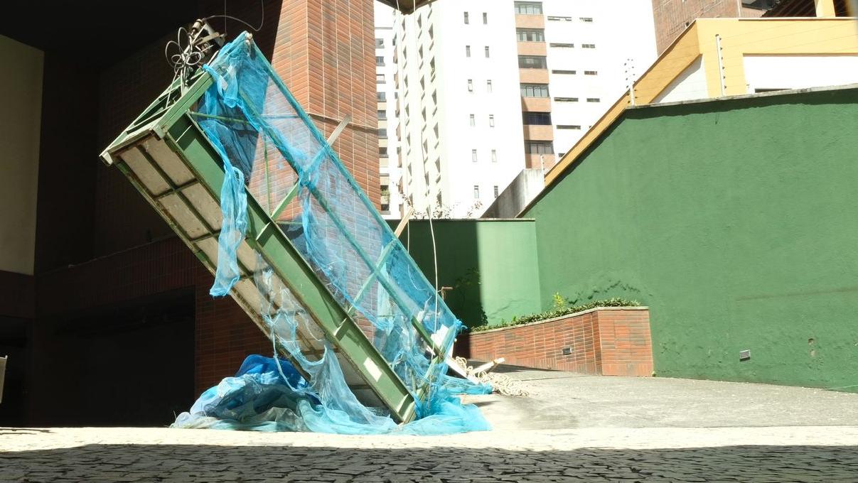 Dois operários ficam gravemente feridos após elevador de obra despencar em Fortaleza