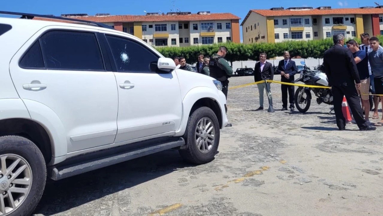 Homem é morto a tiros e mulher fica ferida em estacionamento de igreja evangélica no Passaré