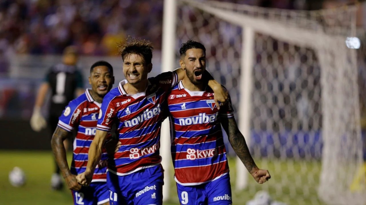 Com gols de Lucero e Marinho, Fortaleza vence Coritiba e emenda 3ª vitória seguida na Série A