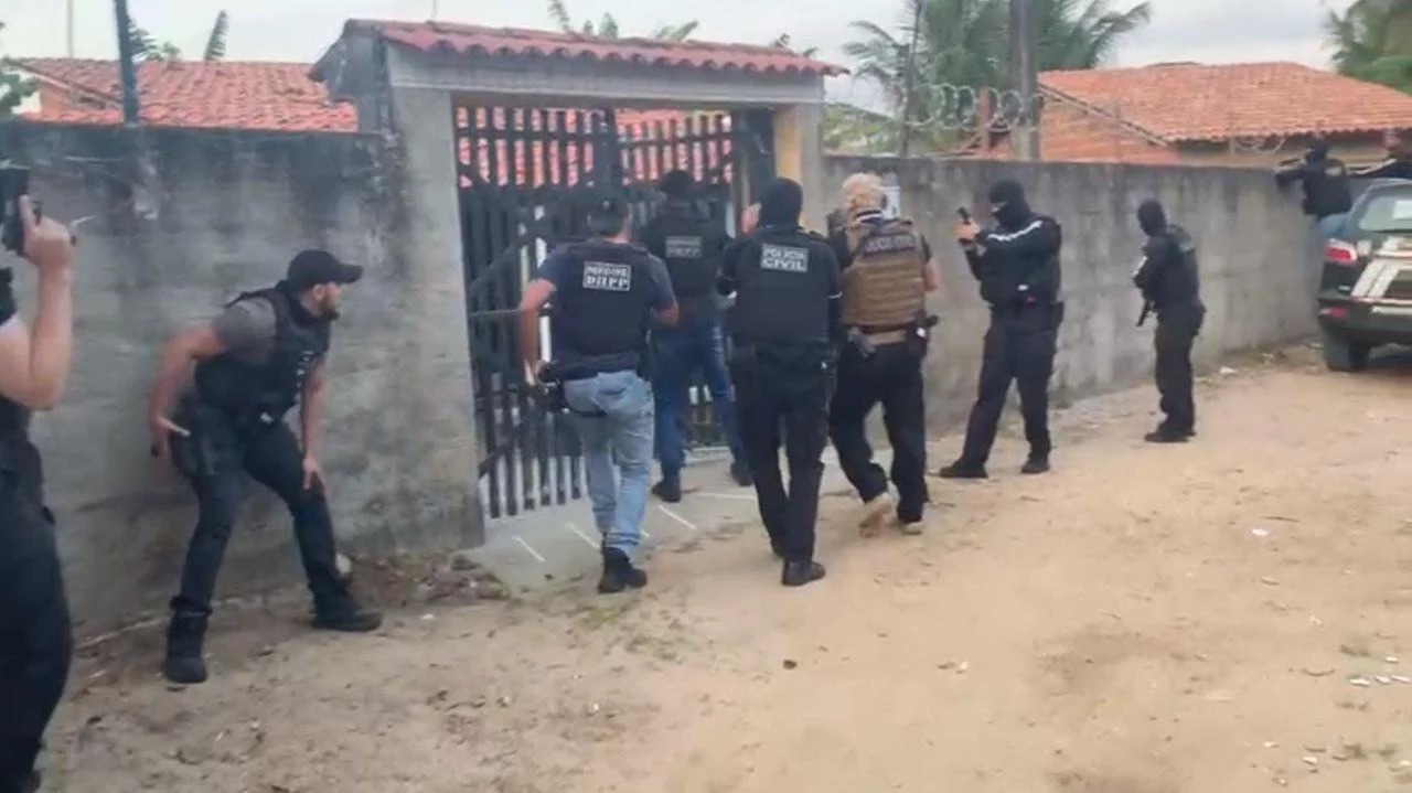 Polícia prende mais de 20 suspeitos de organização criminosa, tráfico e homicídio em operação no CE