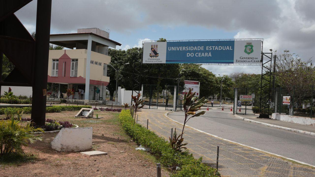 Alunos realizam ato na Uece após afogamento de criança em lagoa no campus Itaperi