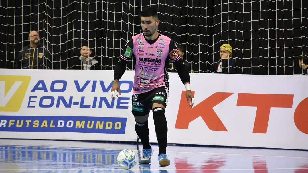 Goleiro cearense dribla três adversários e marca um golaço na Liga Nacional de Futsal