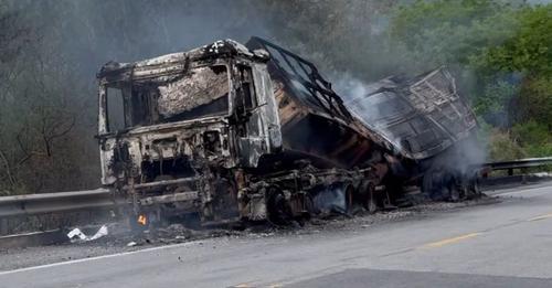 Serra do Facão: carro colide em carreta que pegou fogo na BR-020 deixando duas vítimas