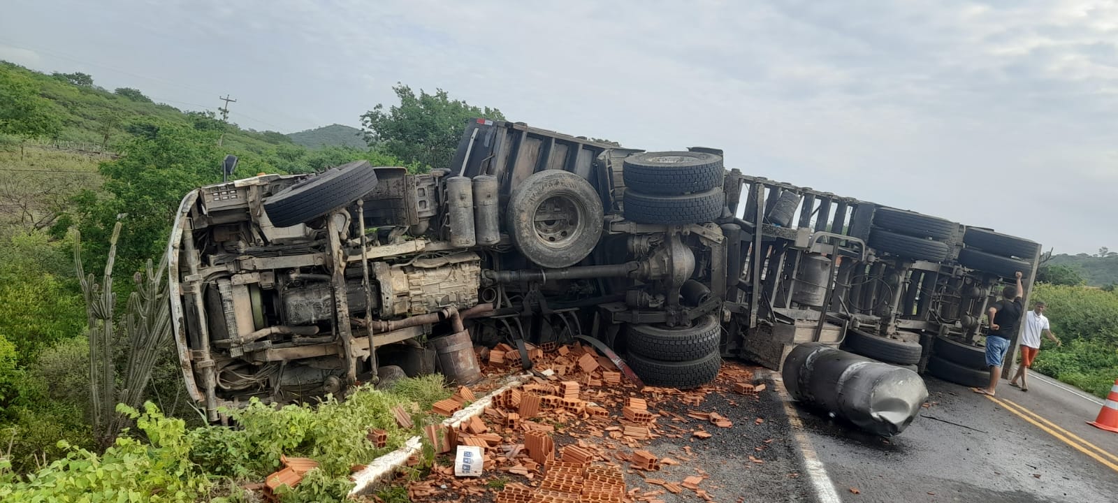 Carreta com carga de tijolo tomba na BR-020, em Tauá