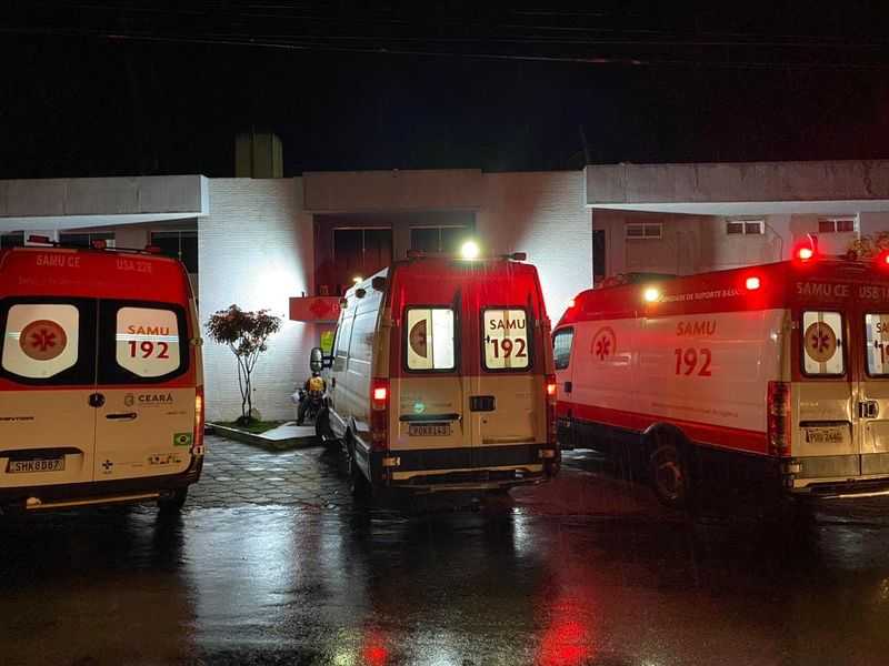 Uma colisão entre duas motocicletas deixou pessoas gravemente feridas na noite desta sexta-feira (29) na cidade de Crateús.