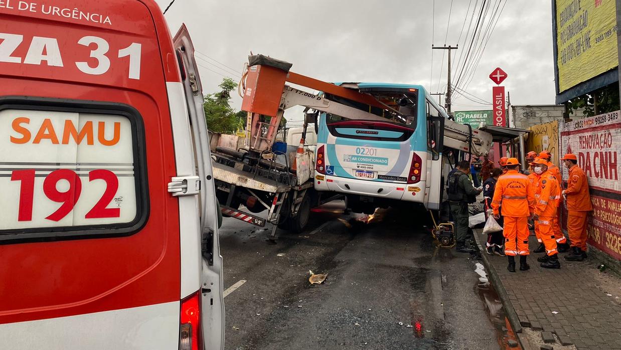 Dois passageiros de ônibus morrem atingidos por caminhão guincho em Fortaleza