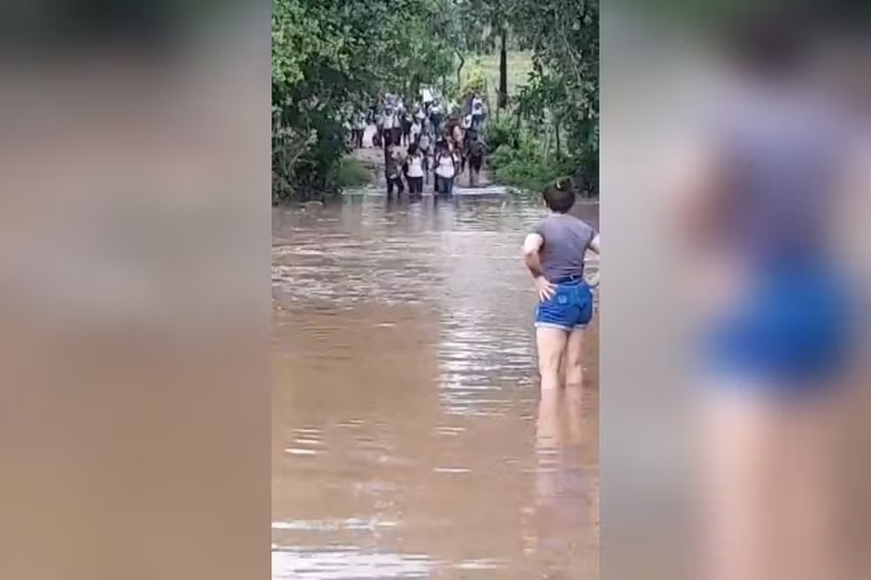 Estudantes atravessam ponte com água nos joelhos para voltar da escola no Ceará