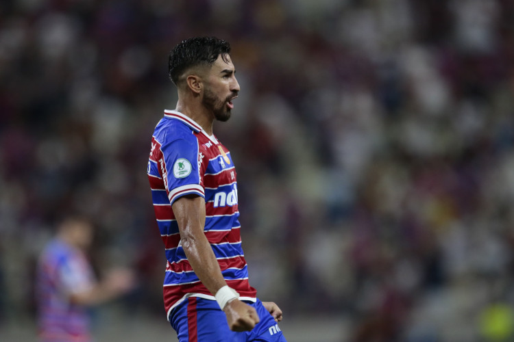 Lucero marca gol de empate contra o Maracanã e reforça histórico decisivo no Estadual