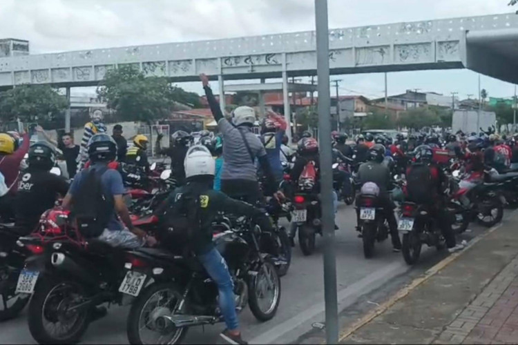 Motoristas de app protestam em Fortaleza contra projeto de lei que regulamenta trabalho