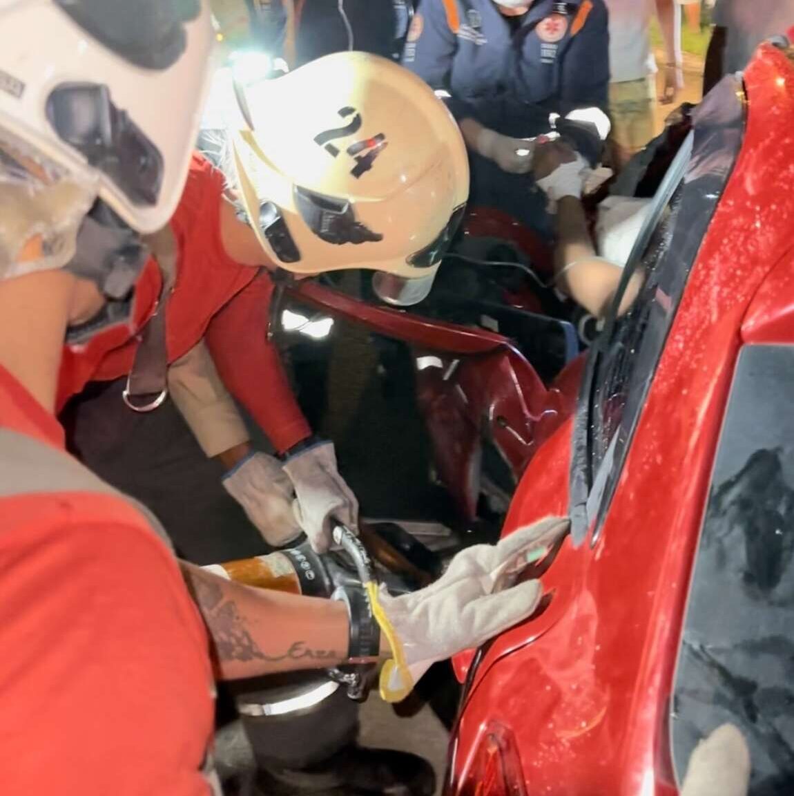 Corpo de Bombeiros resgata vítima das ferragens de acidente de trânsito em Sobral