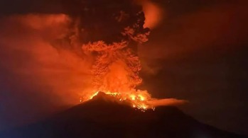 Indonésia emite alerta de tsunami após erupção de vulcão que pode desabar no mar