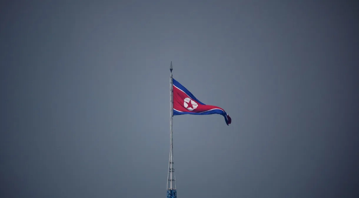 Coreia do Norte dispara suposto foguete após aviso de lançamento de satélite