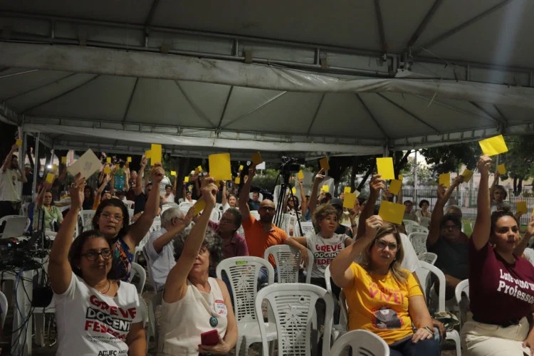 Docentes de universidades federais no Ceará mantêm greve em assembleia nesta segunda