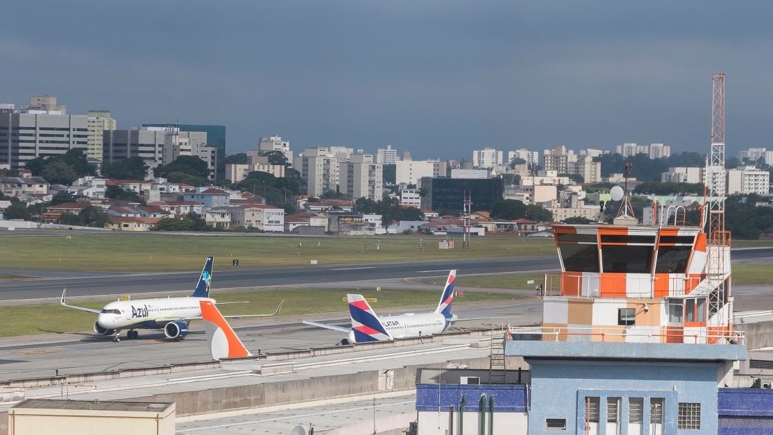 Espaço aéreo brasileiro não foi impactado por apagão cibernético, diz FAB; Anac monitora situação