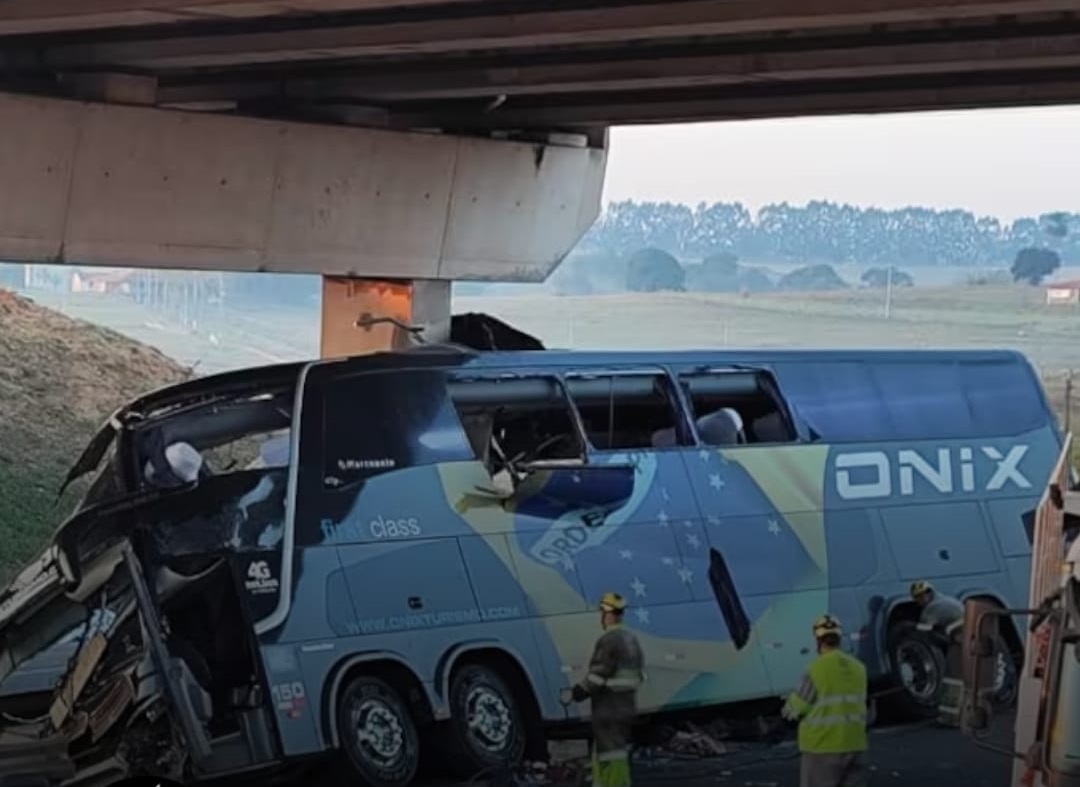 Ônibus bate em viaduto e deixa 10 pessoas mortas em São Paulo