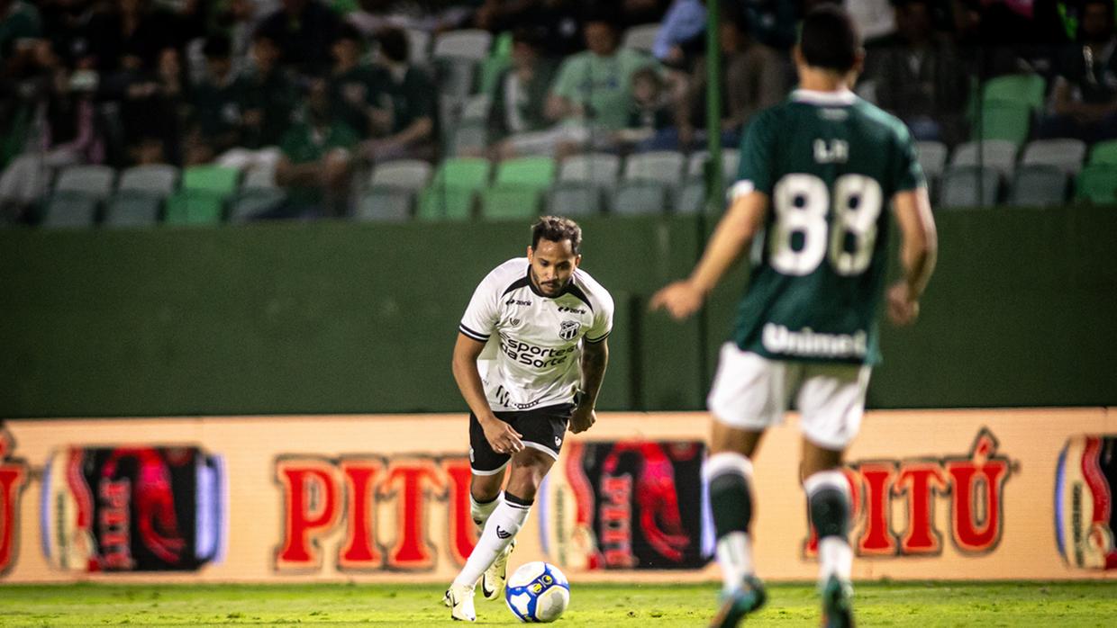 Com gols polêmicos de goleiro, Ceará perde para o Goiás de virada pela Série B