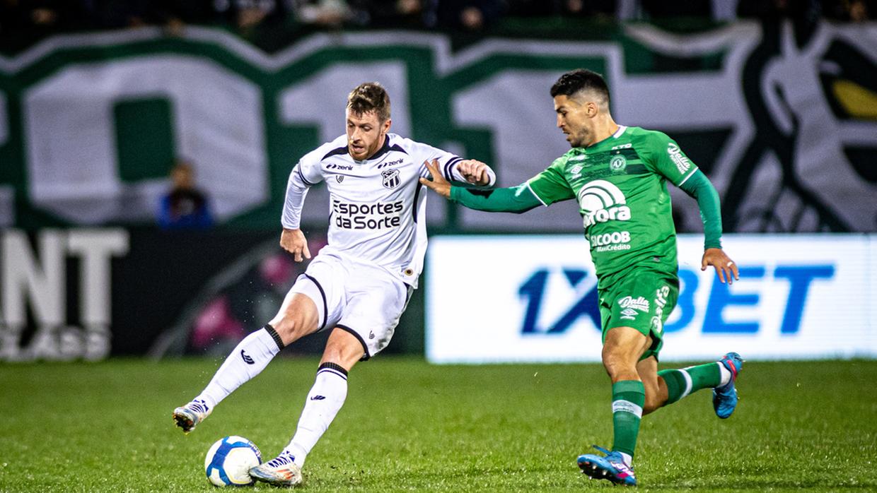 Ceará perde de virada para a Chapecoense fora de casa e cai para 6º na Série B